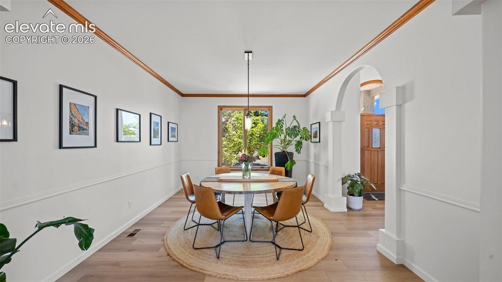 Image 11 of 45: Dining Area