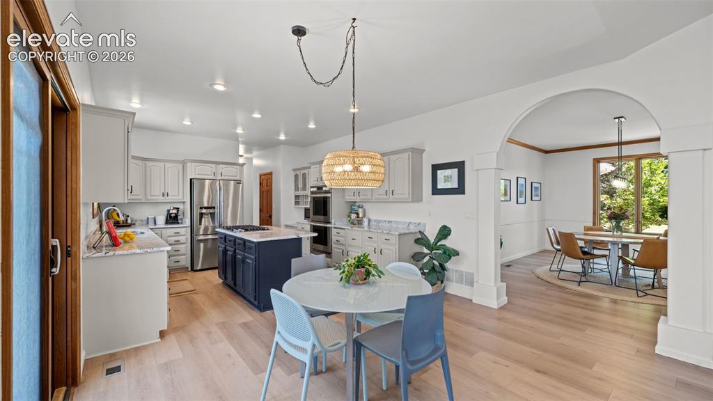 Image 14 of 45: Dining Area