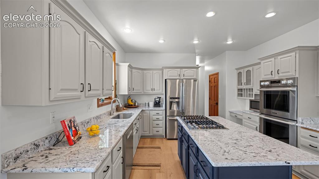 Image 15 of 45: Kitchen