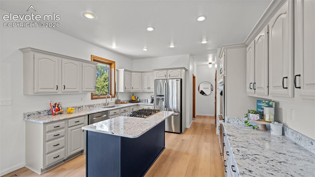 Image 16 of 45: Kitchen
