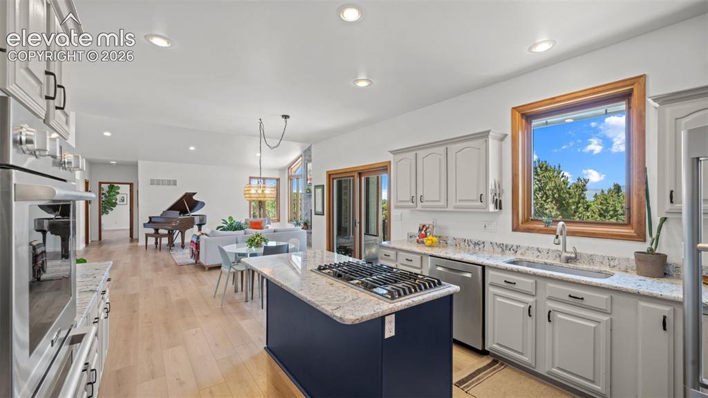 Image 17 of 45: Kitchen