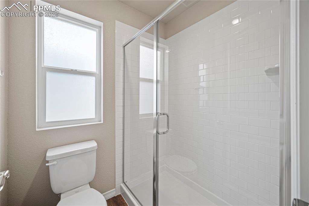 Image 23 of 33: Bathroom