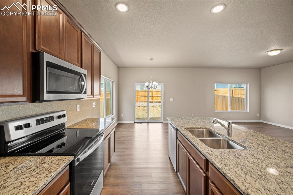 Image 7 of 33: Kitchen