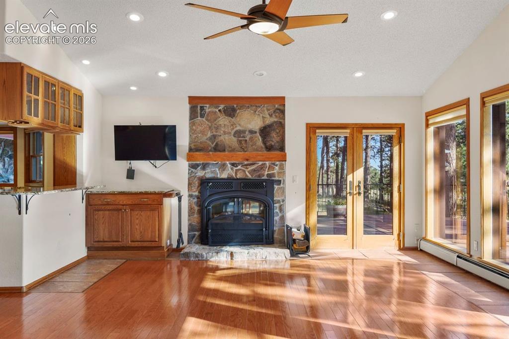 Image 14 of 49: Living Room