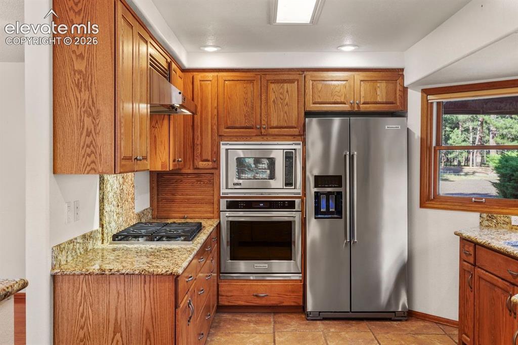Image 21 of 49: Kitchen