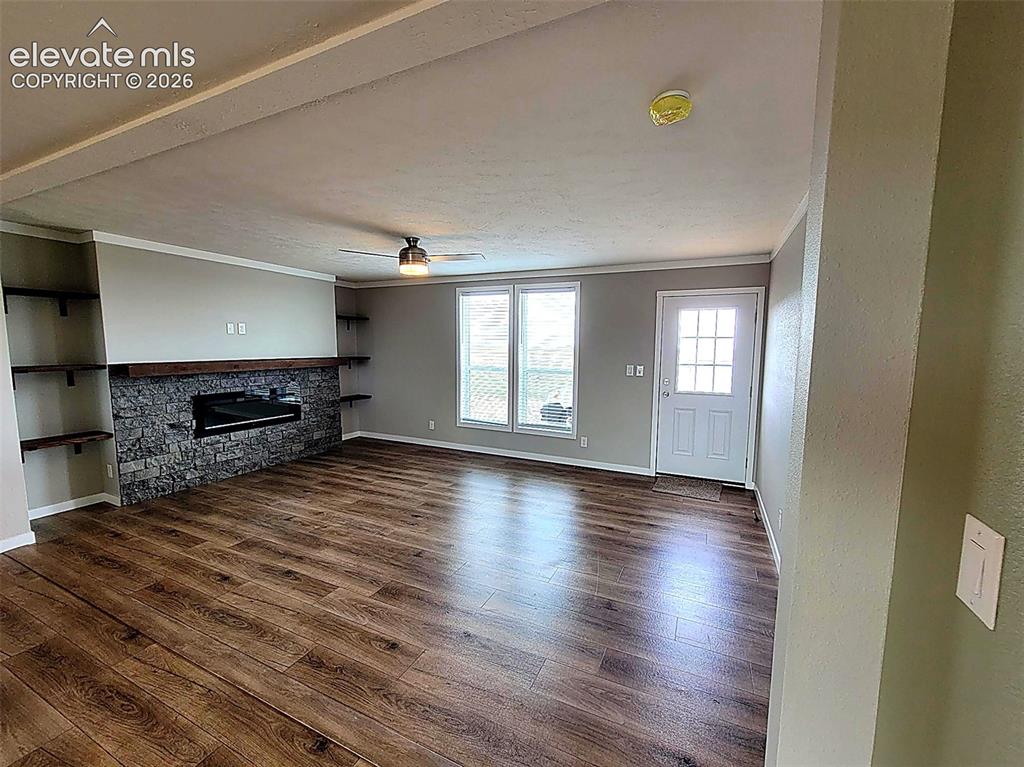 Image 18 of 35: Living Room