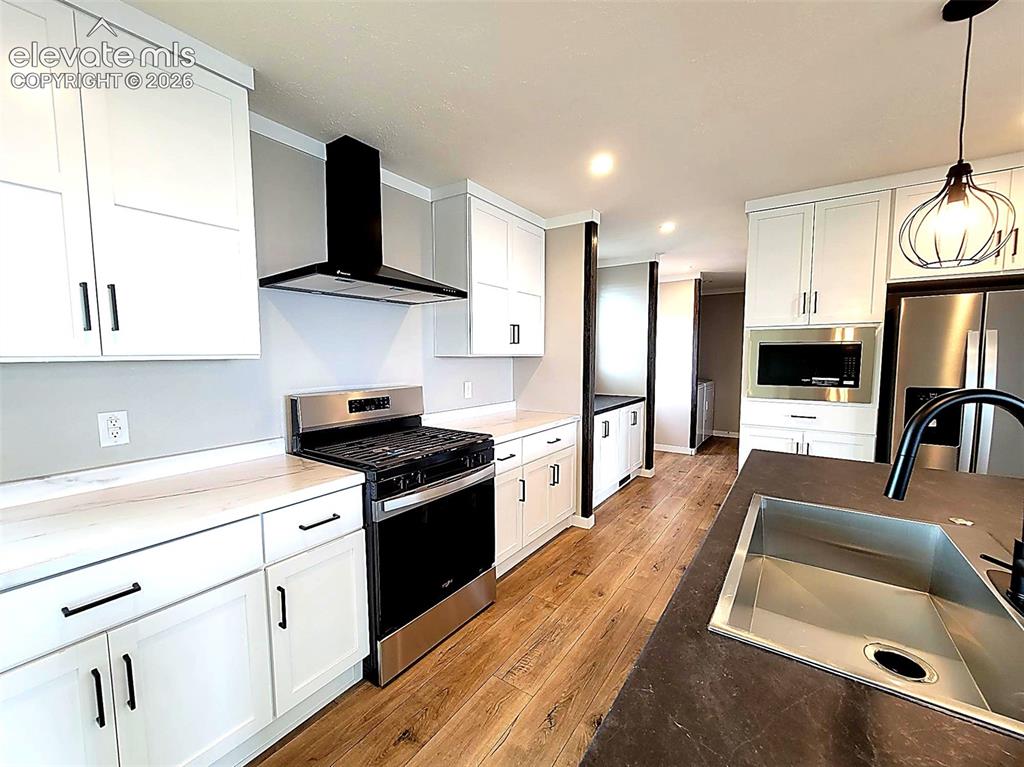 Image 9 of 35: Kitchen