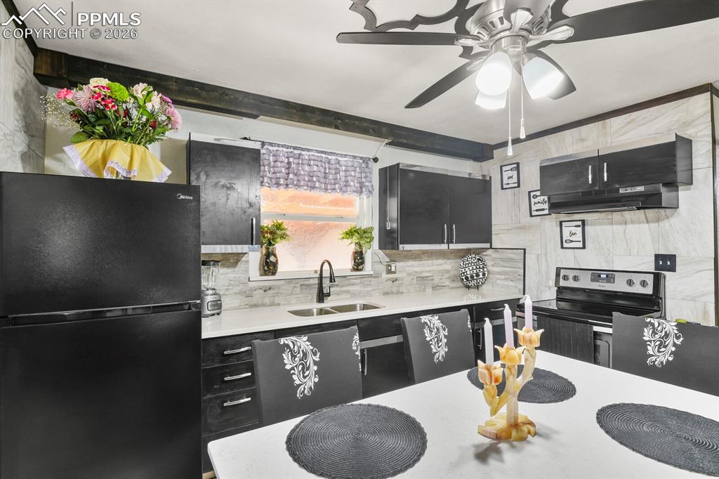 Image 11 of 28: Kitchen