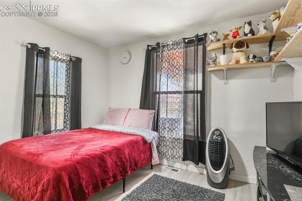 Image 13 of 28: Bedroom