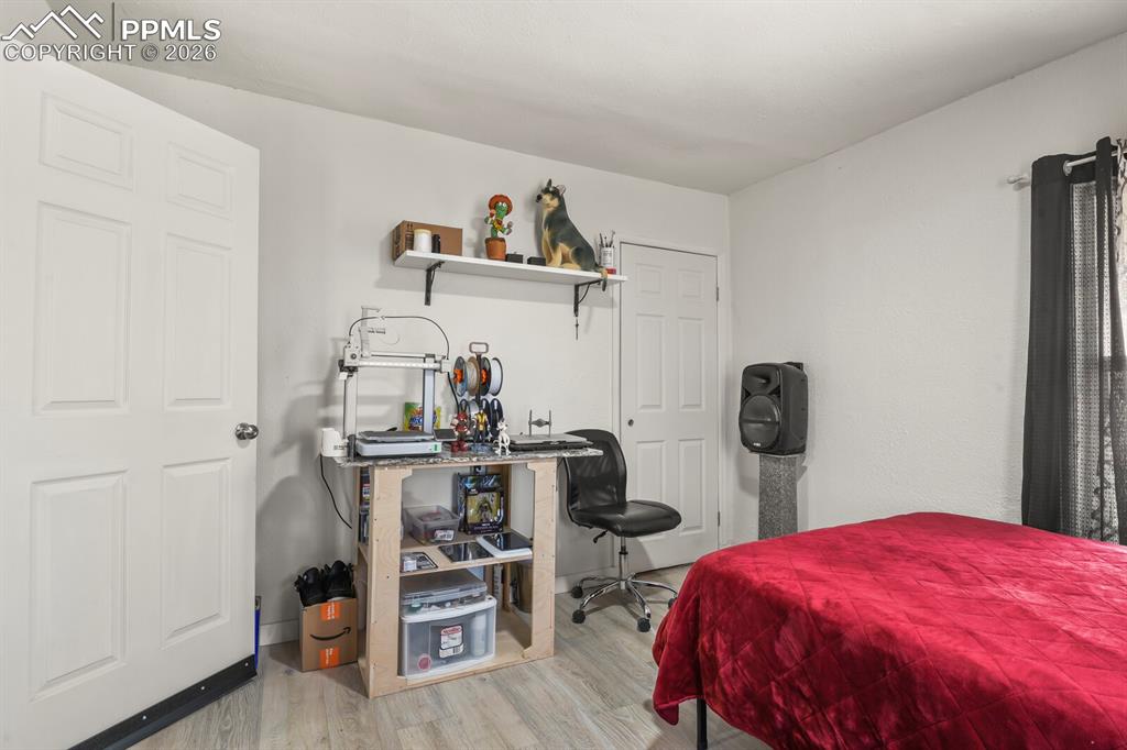 Image 14 of 28: Bedroom