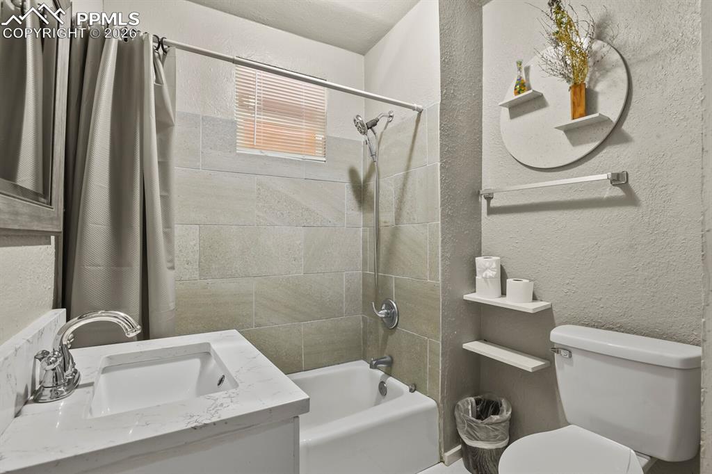 Image 15 of 28: Bathroom