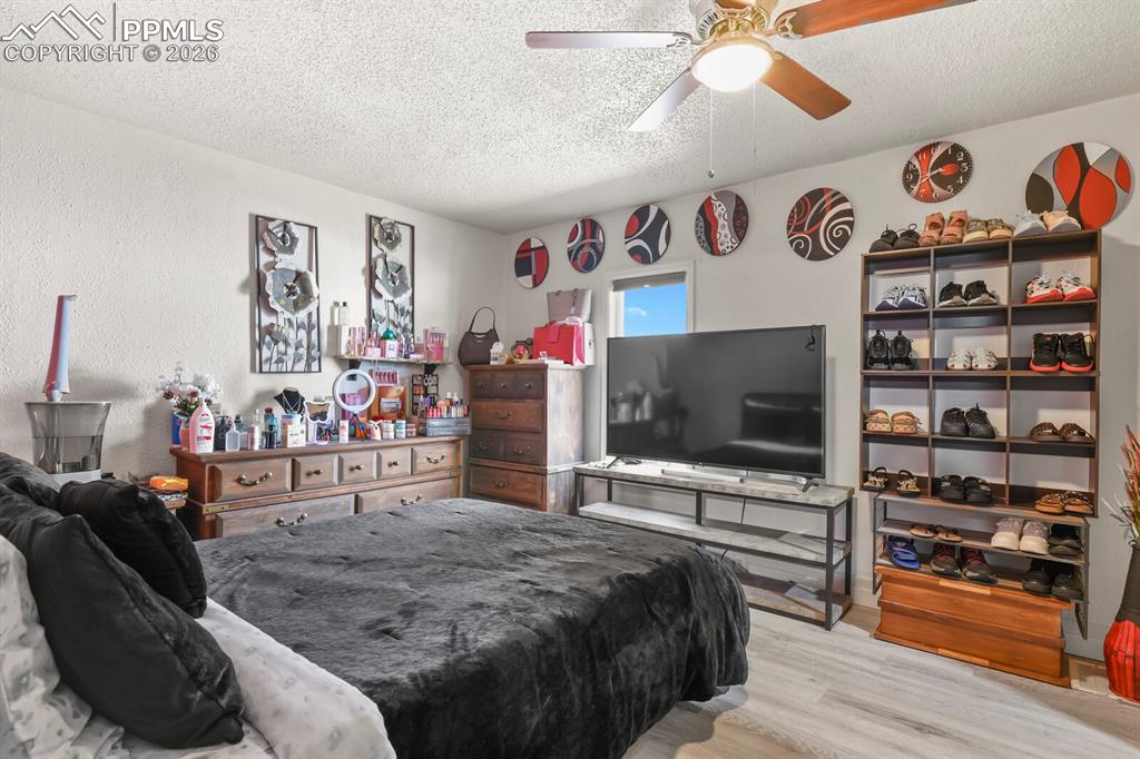 Image 16 of 28: Bedroom