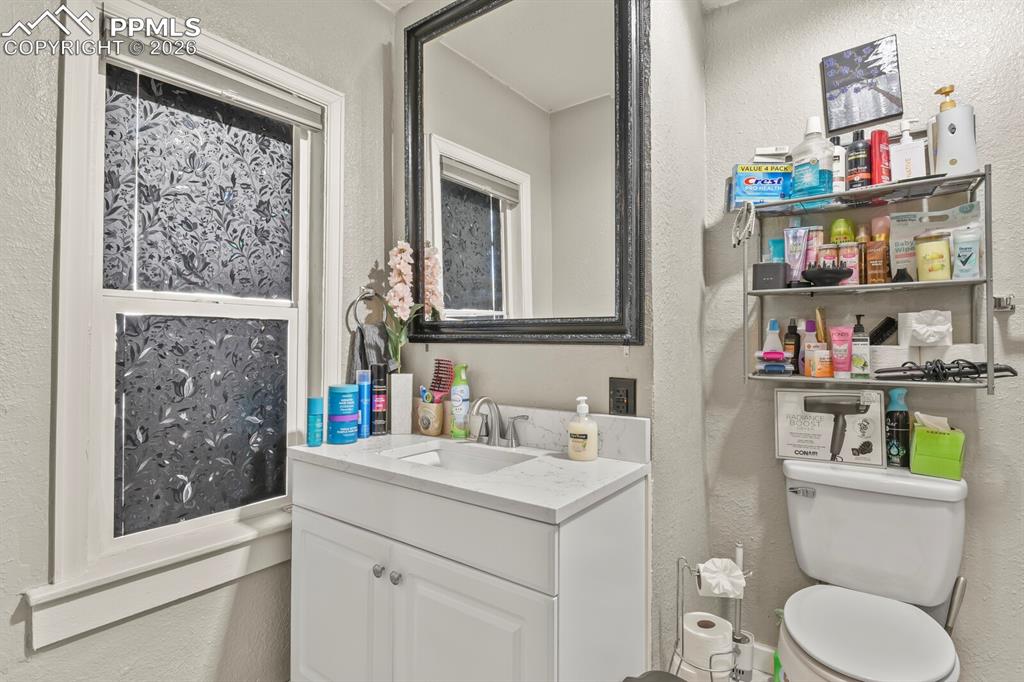 Image 18 of 28: Bathroom