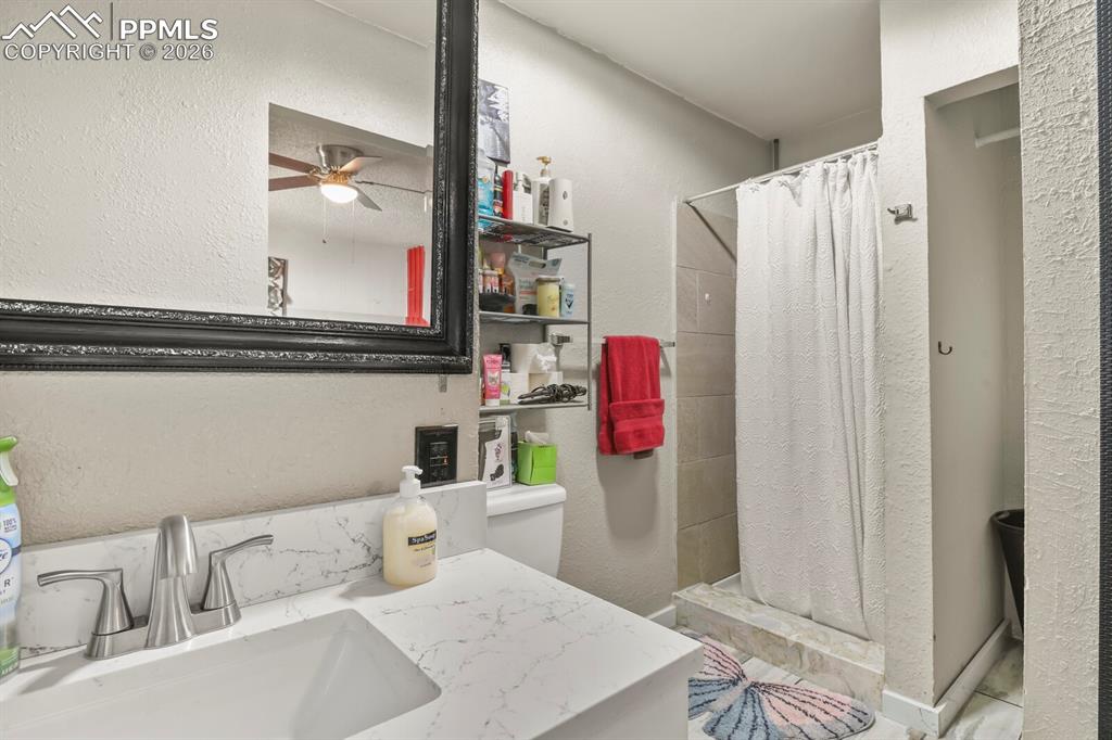 Image 19 of 28: Bathroom