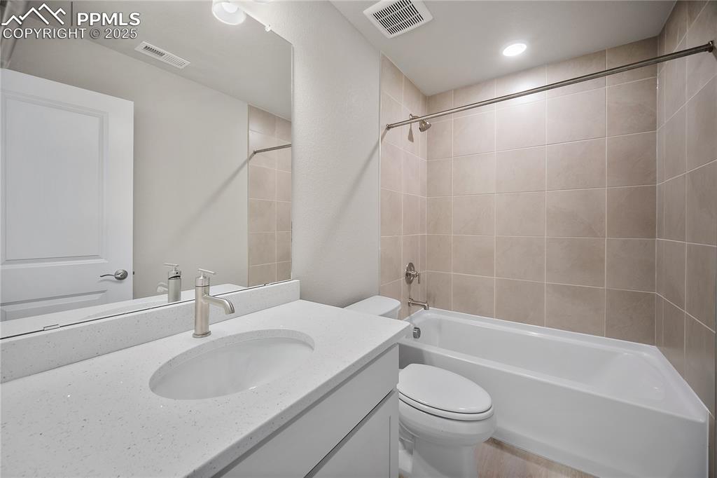 Image 21 of 26: Bathroom