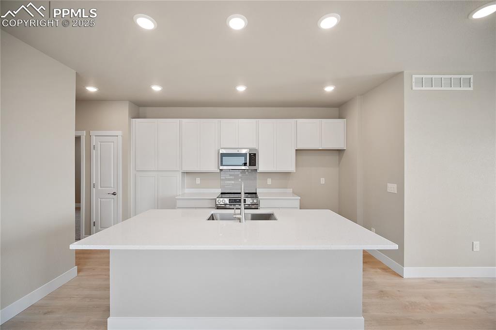 Image 7 of 26: Kitchen