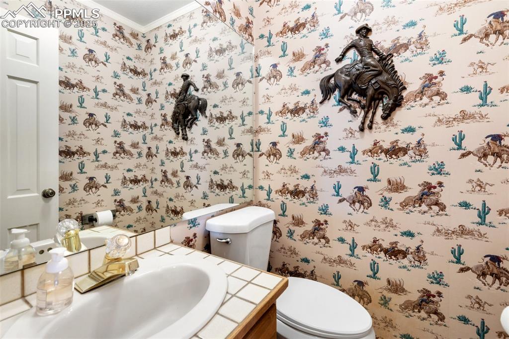 Image 19 of 50: Bathroom