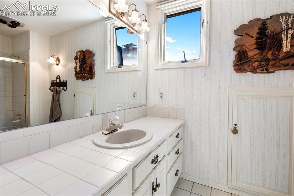 Image 31 of 50: Bathroom