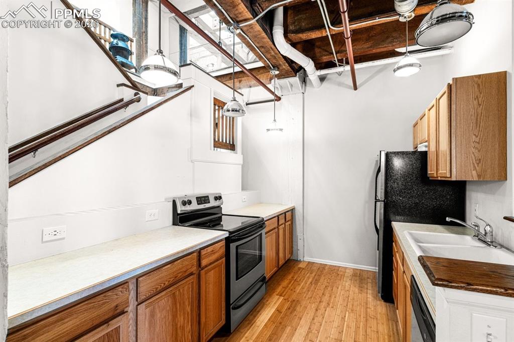 Image 11 of 25: Kitchen