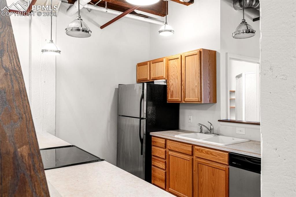 Image 12 of 25: Kitchen