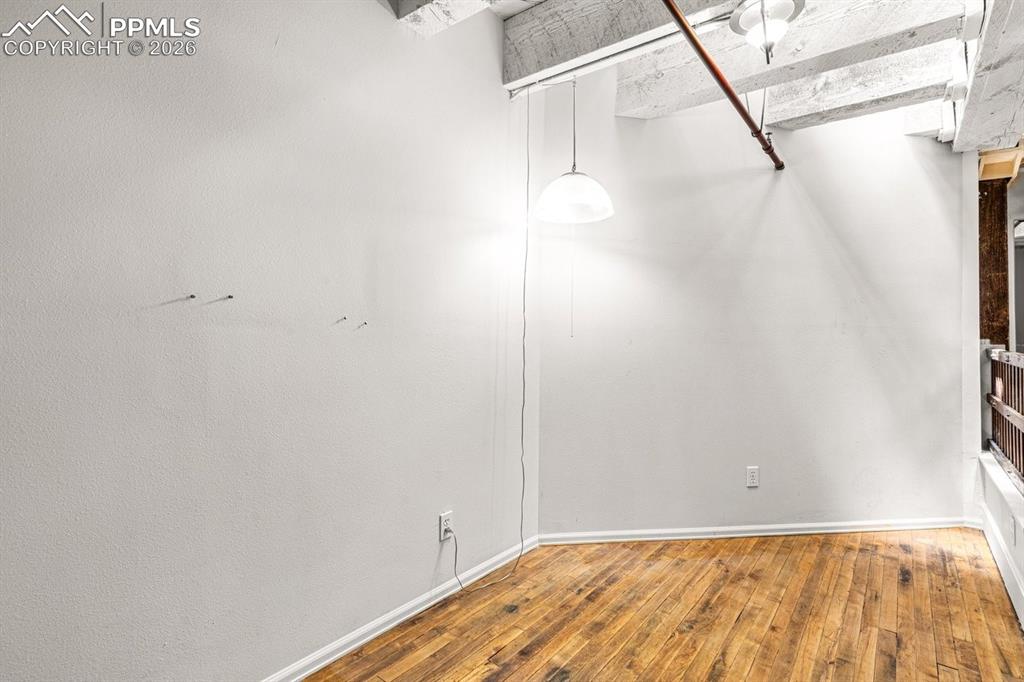 Image 15 of 25: Closet