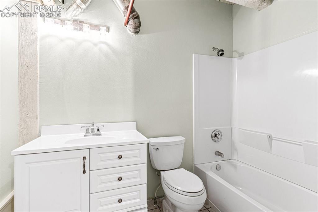 Image 19 of 25: Bathroom