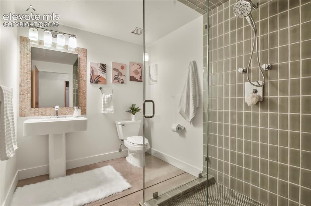 Image 13 of 33: Bathroom