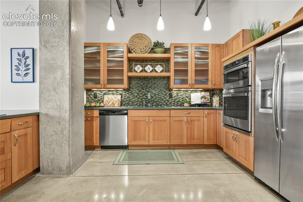 Image 20 of 33: Kitchen
