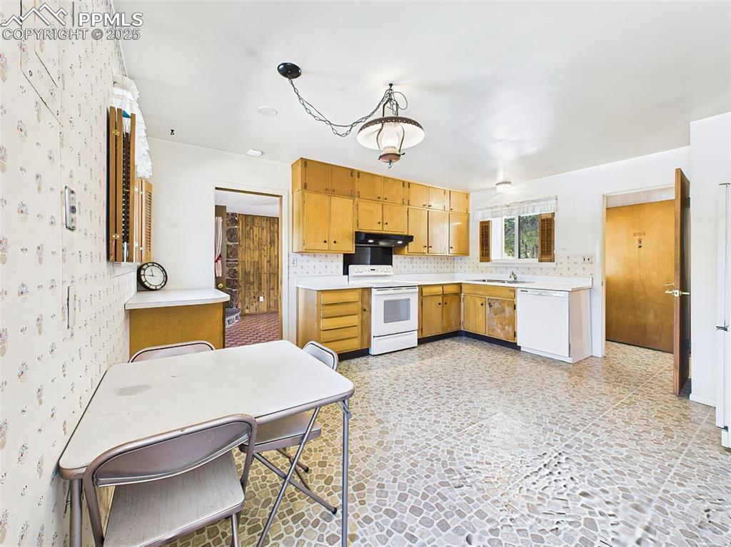 Image 12 of 40: Large Eat-In Kitchen is Open and Inviting!