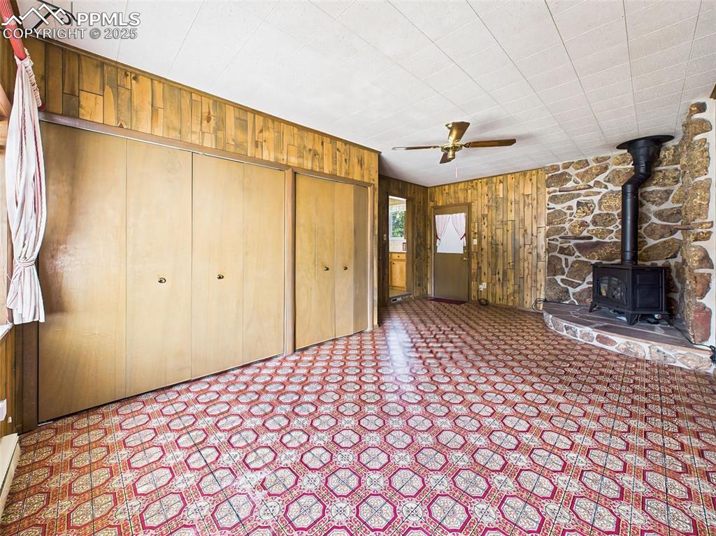 Image 15 of 40: The gas stove surrounded by Buena Vista stacked stone offer the perfect amb