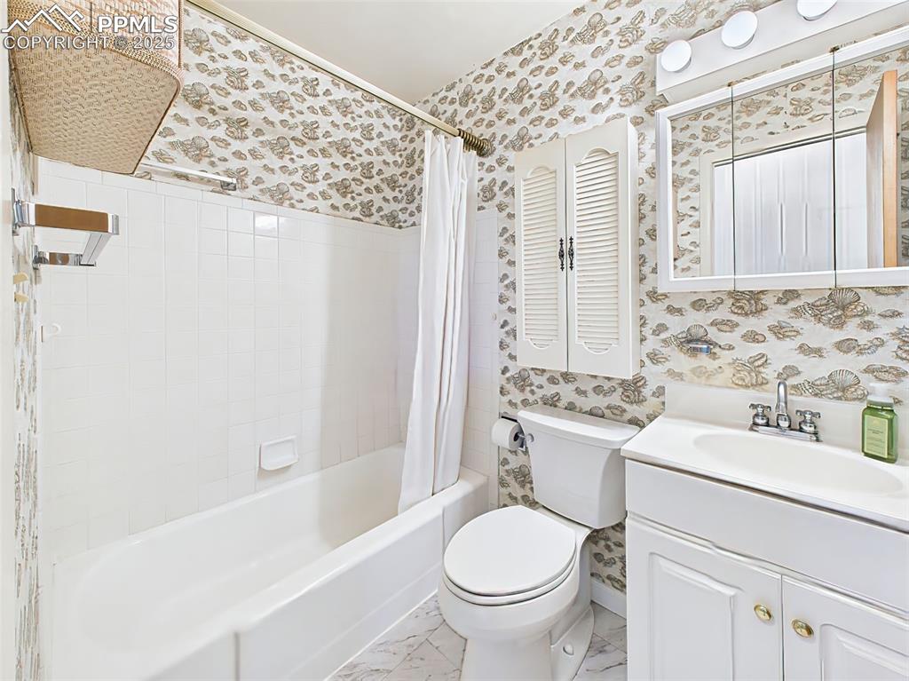 Image 31 of 40: Very cute full hallway bathroom!