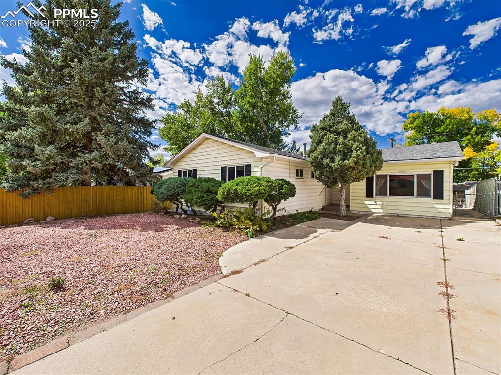 Image 40 of 40: Perfect Starter Home! It