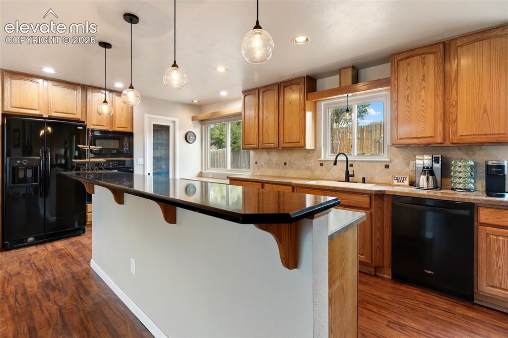 Image 11 of 25: Kitchen