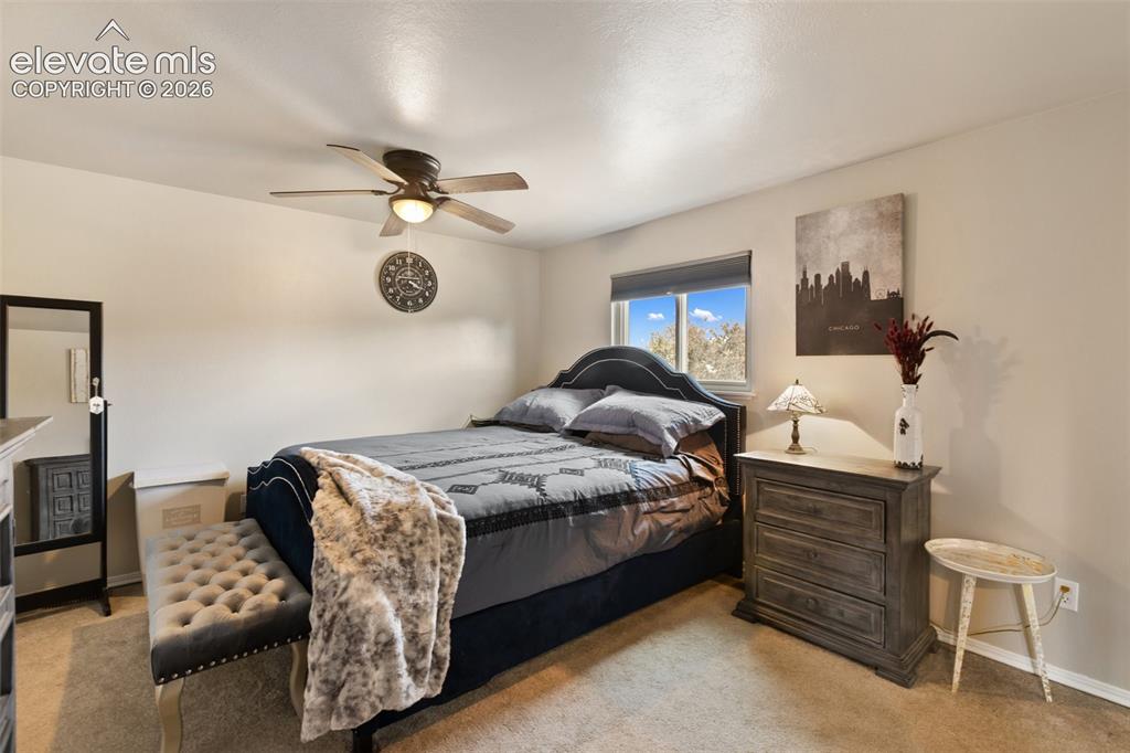 Image 18 of 25: Bedroom