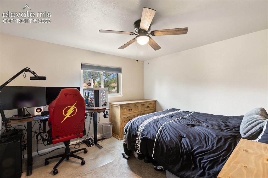 Image 21 of 25: Bedroom
