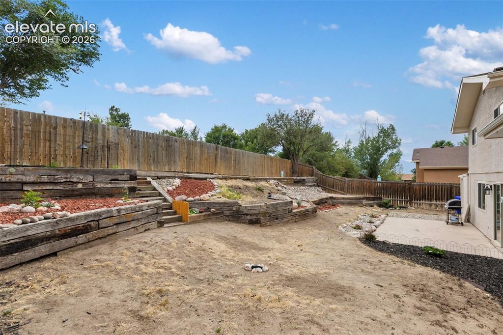 Image 22 of 25: Yard