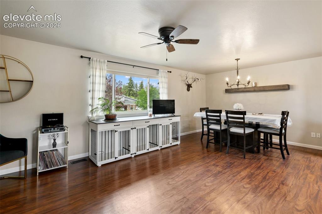 Image 7 of 25: Dining Area