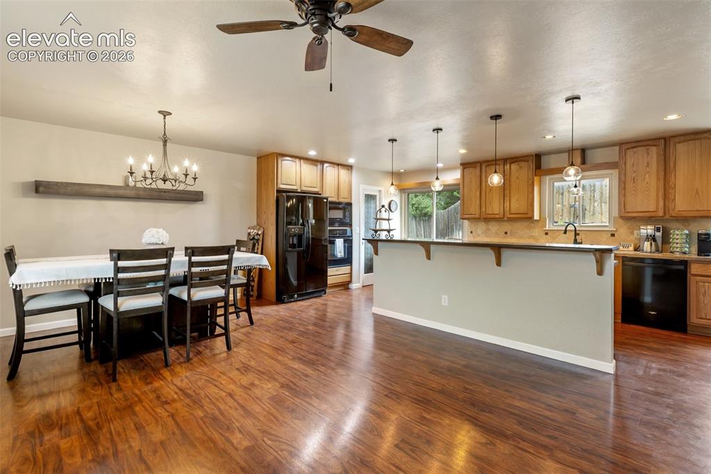 Image 8 of 25: Dining Area