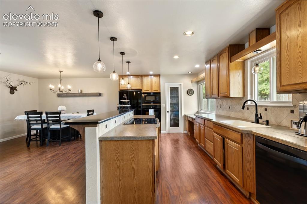 Image 9 of 25: Kitchen
