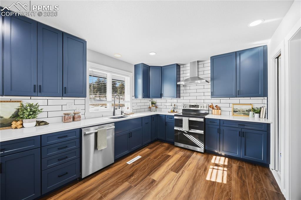 Image 14 of 47: Kitchen