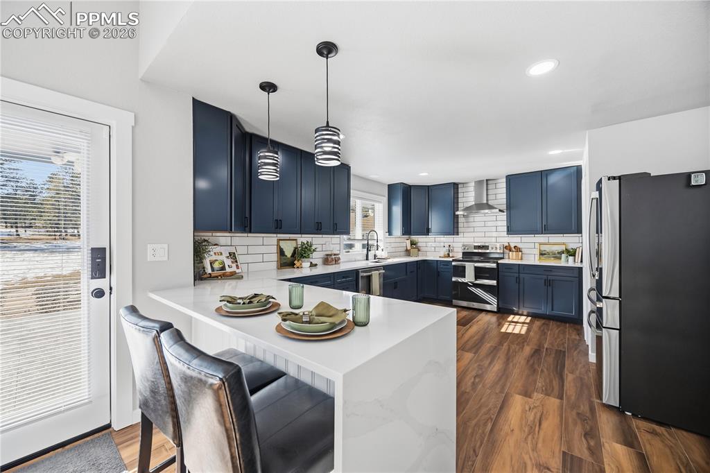 Image 17 of 47: Kitchen