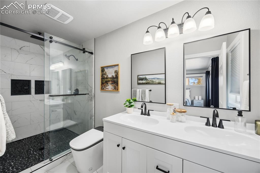 Image 22 of 47: Bathroom