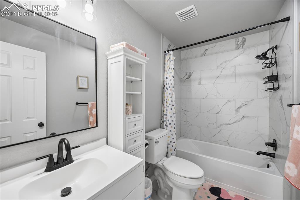 Image 31 of 47: Bathroom