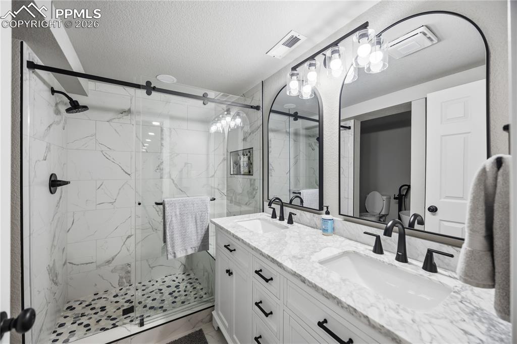 Image 35 of 47: Bathroom