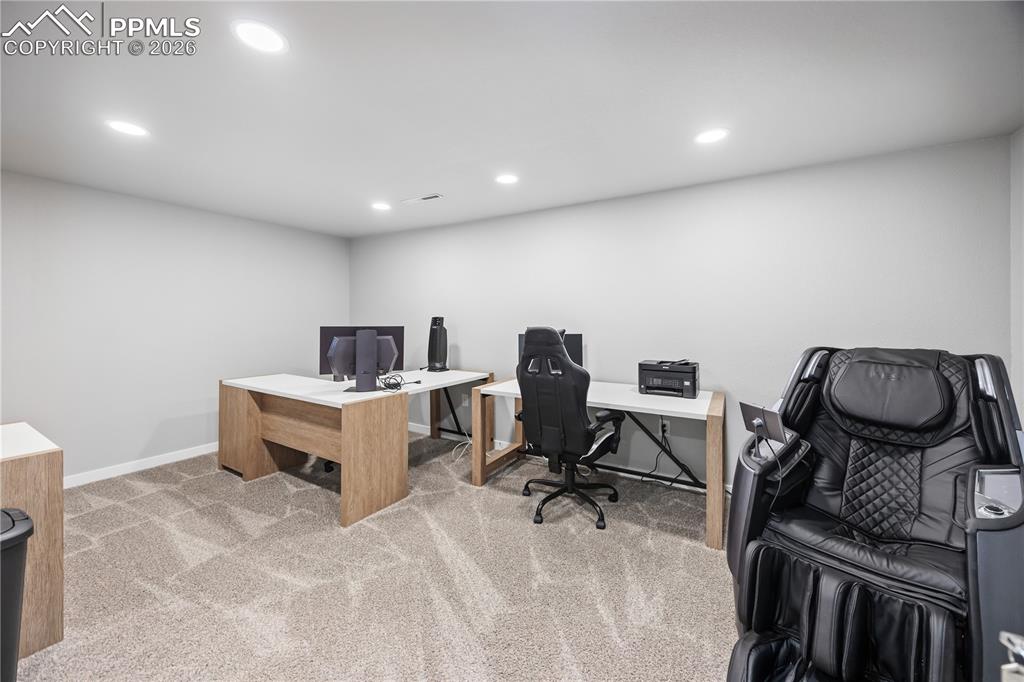 Image 37 of 47: Office