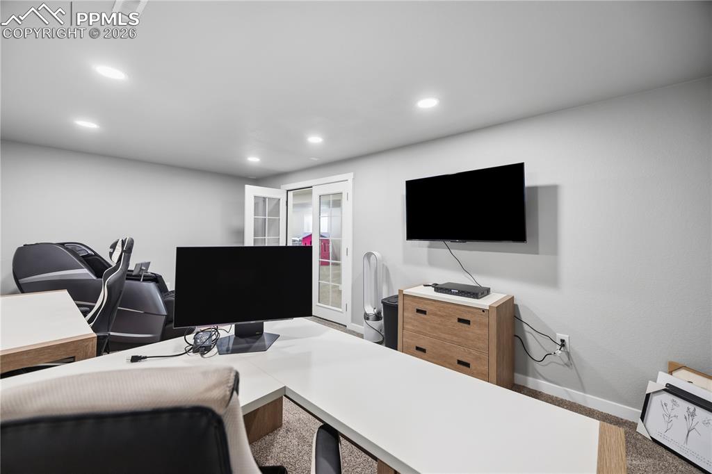 Image 38 of 47: Office