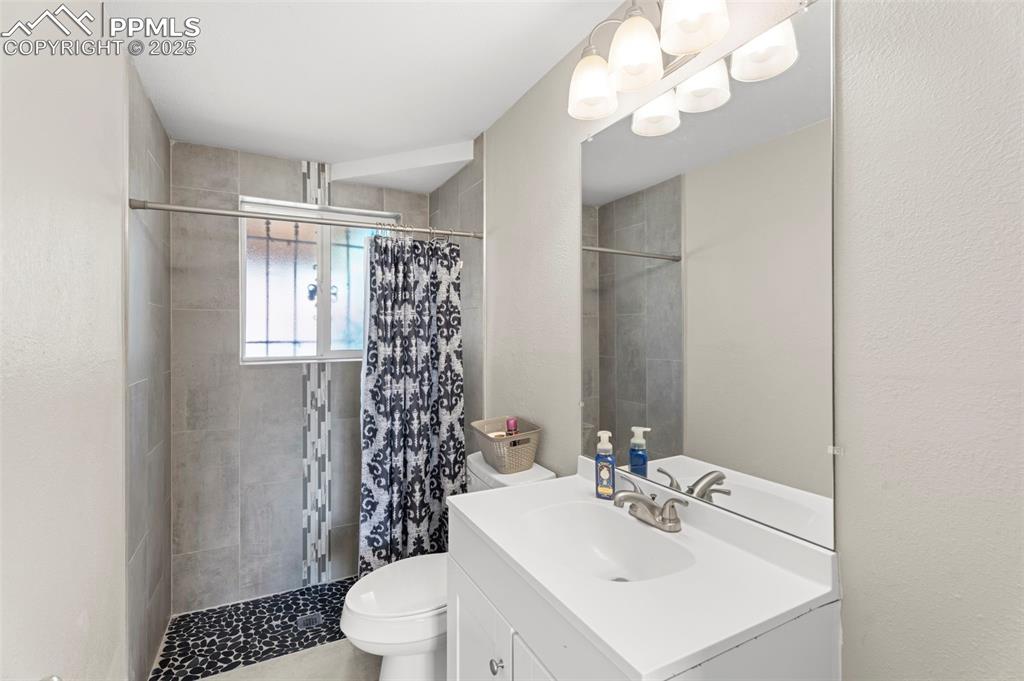 Image 14 of 23: Bathroom