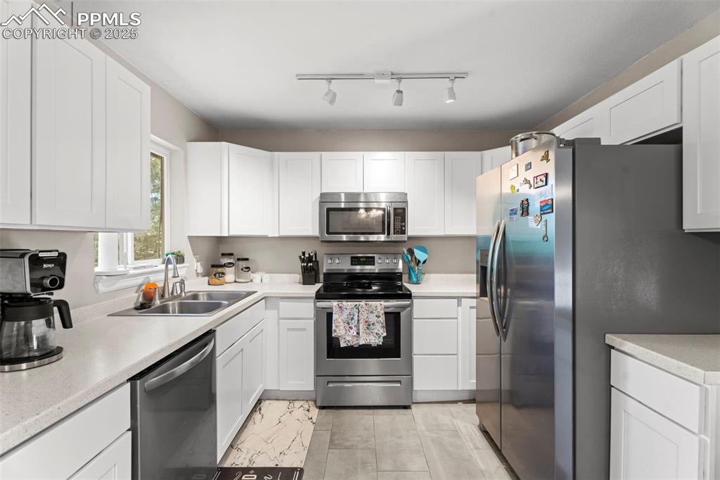 Image 7 of 23: Kitchen