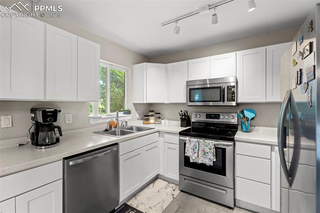 Image 8 of 23: Kitchen