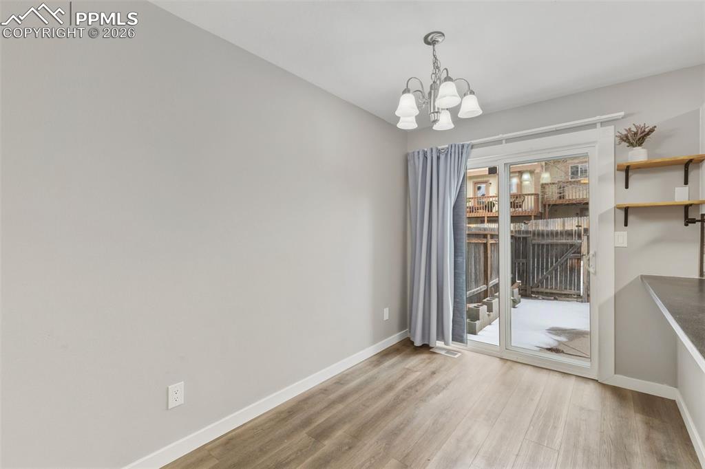 Image 18 of 43: Dining Area